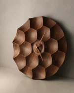 نمای زاویه‌دار ساعت دیواری چوبی کندو